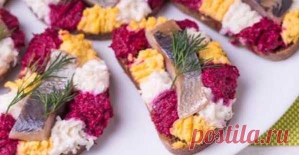 Три вида самых легких и вкусных бутербродов на праздничный стол Предлагаем вам сразу три вида самых легких и вкусных бутербродов: они не только украсят ваш новогодний стол, но и разнообразят повседневное меню. Приготовить такую закуску очень просто: минимум ингред…