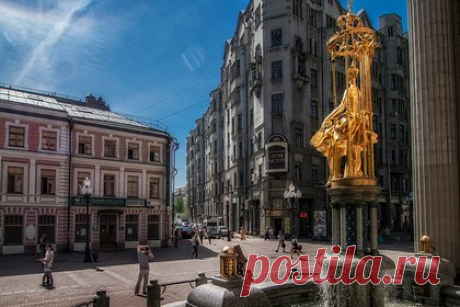 Ломающих скульптуры россиян призвали учить и сажать. В ГБУ «Гормост» не собираются обносить забором фонтан-памятник «Принцесса Турандот» на улице Арбат в Москве, который второй раз за сентябрь подвергается атакам пьяных москвичей. При этом глава учреждения Юрий Иванков посоветовал таких людей штрафовать и сажать в тюрьму.