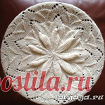 Вязаный берет спицами с объёмным цветком