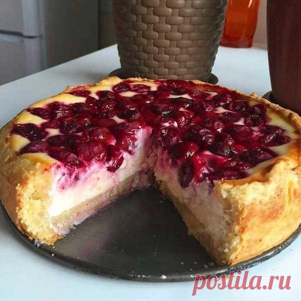 ЯГОДНЫЙ ПИРОГ

Моя палочка-выручалочка, когда в доме остаётся много ягод.
Все гости просто в восторге!

Для теста :
Яйцо 1шт
Сахар 100г
Масло 100г
Мука 200 г разрыхлитель 1,5ч.л

Для начинки:
Сахар 100 г
Яйцо1шт
Творог 500 г
ванильный сахар 1,5ч.л
Сметана 70г
ягоды

Приготовление:
Просеиваем муку смешиваем с разрыхлителем. Охлаждённые сливочное масло нарезаем мелкими кубиками,и смешиваем с мукой. Растираем до состояния крошкиДобавляем к массе яйцо,сахар и замешиваем мягкое...