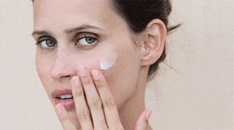 Как заставить твой крем для лица работать? Бывает так, что даже самый дорогой крем не оправдывает ожидания. Как оказалось, дело может быть не в креме, а... в твоей коже. Рассказываем, что надо сделать, чтобы твой крем работал.