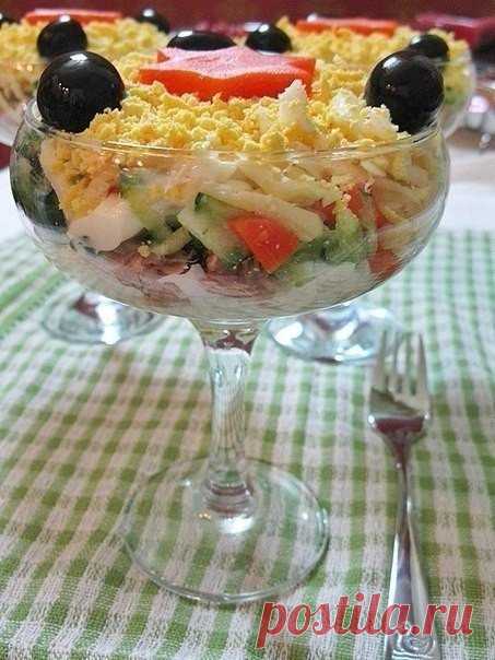 Слоёный салат с тунцом и сыром