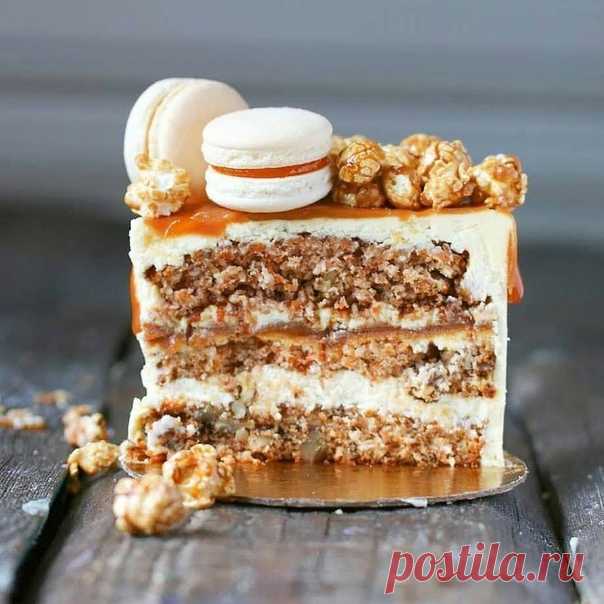 Морковный торт с карамелью
Морковный бисквит:
300 г яблочного пюре (у меня баночное);
400 г сахара;
3 яйца;
240 г муки;
1 ч.л. соды;
1½ ч.л. разрыхлителя;
½ ч.л. соли;
1 ч. л. корицы;
300 г тертой морковки;
150 г кокосовой стружки;
150 г грецких орехов.
Карамель:
400 г сахара;
280 мл жирных сливок;
200 г сливочного масла.
Крем:
1 ,2 кг сливочного сыра (Филадельфия , hohland, Карат);
200-300 г сахарной пудры (по вкусу);
200 г сильно размягченного сливочного масла;
10 г вани...