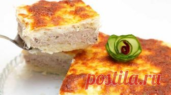 Великолепный сочный капустный пирог с мясом - нежного сливочного вкуса и пикантной сырной корочкой, из-за которой капуста в верхнем слое вообще не чувствуется. Семья скушала этот пирог на 