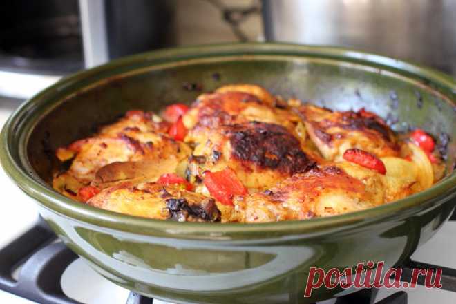 Запеченные куриные бедра с куркумой и овощами.
Ароматные куриные бедра в куркуме, запеченные с луком-пореем, сладким перцем и репчатым луком.