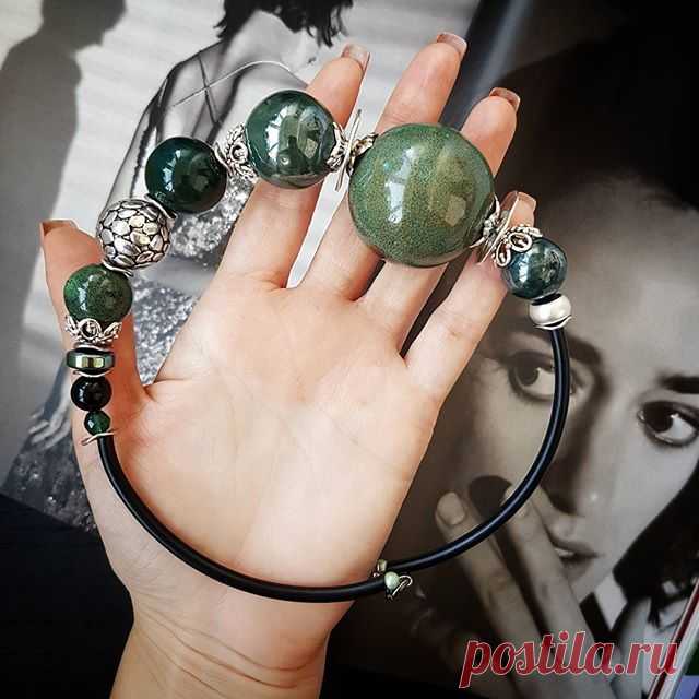 И вот такую штуку ещё покажу 👌
Для смелых и креативных😉
Керамические бусины, черный оникс, кварц, посеребренная фурнитура, каучуковый шнур.
Цена 4000р
Продано

Дополнительные фото вышлю по запросу 👌