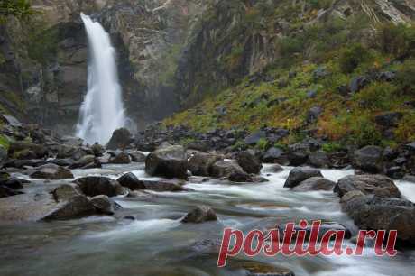 Водопад Куркуре, Алтай. Автор фото — Евгений Санин, участник фотоконкурса «Время путешествий»: j.mp/NGTimeTravel  |  National Geographic Россия