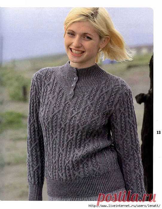 Серый пуловер на пуговицах.