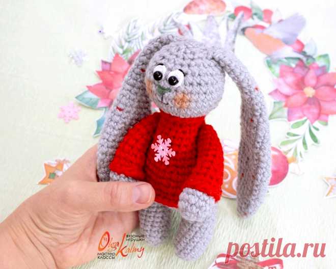 PDF Зайка в свитере крючком. FREE crochet pattern; Аmigurumi animal patterns. Амигуруми схемы и описания на русском. Вязаные игрушки и поделки своими руками #amimore - зайка в свитере из обычной пряжи, заяц, зайчик, кролик, зайчонок, крольчонок.
