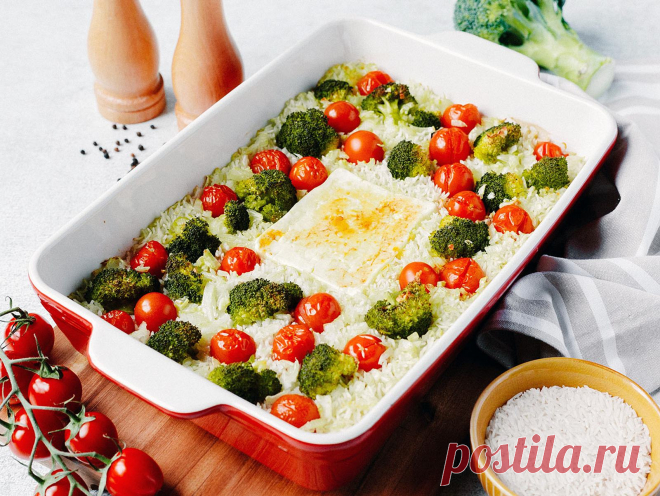 Baked Feta Reis Baked Feta Reis gart unkompliziert in einer Auflaufform zur cremigen Perfektion. Am Ende den Käse zerdrücken, alles vermengen – fertig!