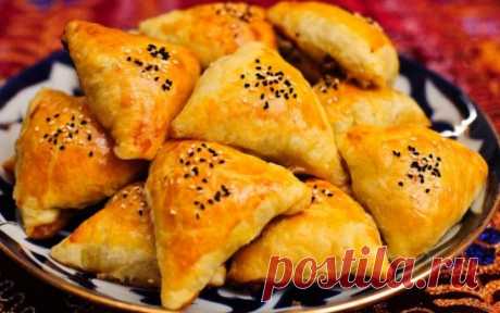 Булочки с мясом
Ингредиенты:
Слоеное тесто — 1 упаковка
Баранина — 660 г
Лук — 2 шт.
Соль — 2 ч. л.
Тмин — 1,5 ч. л.
Черный перец — 1 ч. л.
Яйцо — 1 шт.
Семена кунжута — 1 шт.
Растительное масло — для смазывания
Приготовление:
1. С помощью острого ножа нарезать баранину как можно мельче.
2. Мелко нарезать лук и добавить к мясу. Добавить соль, черный перец.
3. Хорошо перемешать руками. Поставить начинку в холодильник.
4. Листы слоеного теста порезать на небольшие лепешки.
5...