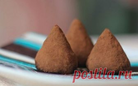 ШОКОЛАДНЫЕ ТРЮФЕЛИ

Простые и вкусные домашние сладости 

ИНГРЕДИЕНТЫ:
● 1,5 стакана сахара
● 0,5 стакана воды
● 100 гр. масла сливочного
● 5 столовых ложек какао (или кэроба)
● 400 гр. сухого молока
● 100 гр. грецкого ореха

ПРИГОТОВЛЕНИЕ:
1. Сахар залить водой и поставить на огонь.
2. Довести до кипения и, помешивая, варить 2-3 минуты.
3. Снять с огня и растопить в горячем сиропе масло и кэроб (какао)
4. Тщательно перемешать. Постепенно вмешать сухое молоко.
5. Добавить ...