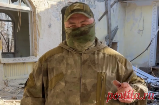 Уральский боец в Авдеевке записал видеопоздравление с 23 февраля. Военный сочинил стихи для солдат и тех, кто в тылу.