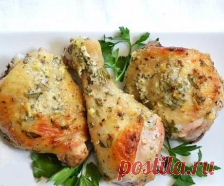 КУРИЦА В СМЕТАННОМ МАРИНАДЕ  
Ингредиенты: 
● Курица голени — 1300 г 
● Сметана — 1 стакан 
● Лимон — 1 шт 
● Чеснок — 4 зубчика 
● Петрушка — по вкусу 
● Орегано сушеный — 0,5 ст. ложки 
● Перец молотый — по вкусу 
● Соль — 0,5 ч. ложки или по вкусу 
Приготовление: 
1. Тщательно моем куриные ножки перед приготовлением и даем стечь лишней жидкости, пока готовим соус. 
2. Готовим соус: выдавливаем сок лимона. Смешиваем его с приправами, солью и измельченным чесноком. 
3. До...