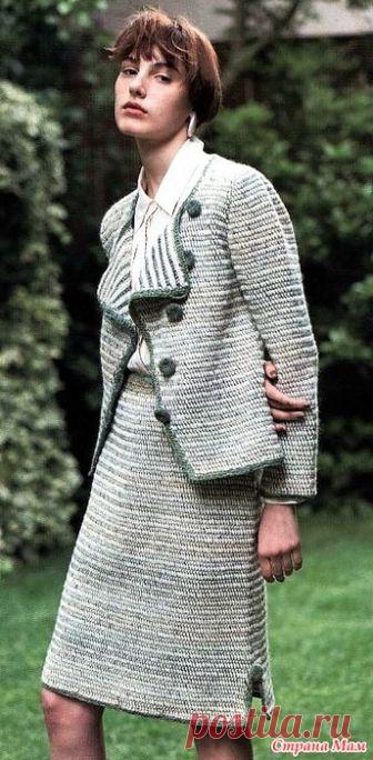 . Элегантная классика. Строгий костюм в тонкую полоску. Этот элегантный костюм в тонкую полоску состоит из жакета с асимметричной застежкой и юбки-карандаша. Он связан плотным узором и подойдет для прохладных дней.  Keito Dama №179 Autumn 2018