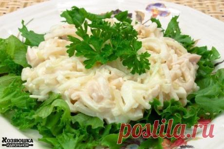 Очень вкусный салат из кальмаров с плавленным сыром.