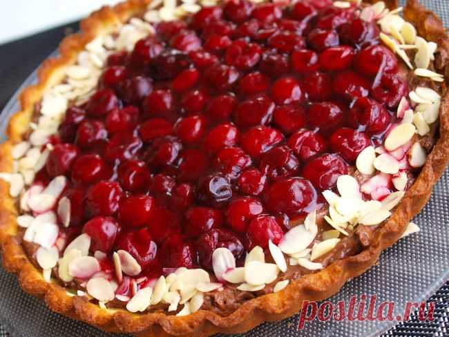 Тарт из миндального теста с вишнями и шоколадом.