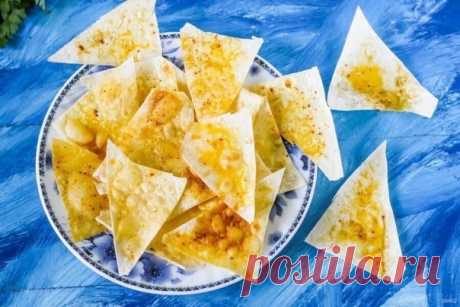 Запись на стене Чипсы из лаваша в микроволновкеТебе понадобится: 100 гр. тонкого лаваша, 1/4 ч. л. соли, 1/2 ч. л. паприки, 3 ст. л. растительного масла.В мисочке соедините соль, паприку и масло.Лаваш нарежьте на треугольники одинакового размера.Смажьте приготовленной ранее смесью.Отправьте в микроволновку на минуту.Приятного аппетита!© Домохозяйка