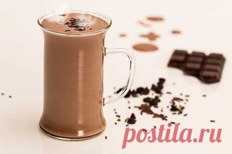 ПОЧЕМУ ПОЛЕЗНО КАКАО, ОСОБЕННО ЕСЛИ ВАМ ЗА 40
Этот вкусный напиток заряжает энергией и способен защитить от вирусов и инфекций.
Чашка какао с утра улучшит настроение и повысит жизненный тонус. Он содержит вещества, которые улучшают память и стимулируют работу головного мозга, а также нормализуют в крови уровень холестерина.
Какао признан лидером по содержанию многих полезных микроэлементов, а по количеству содержащегося в нем цинка ему вообще нет равных!
Какао-бобы имеют белки (12-15%), жиры, уг