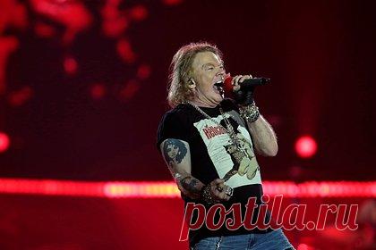 Солиста Guns N' Roses обвинили в изнасиловании 30-летней давности. Солиста Guns N' Roses Эксла Роуза обвинили в изнасиловании 30-летней давности. Американская модель по имени Шейла Кеннеди заявила, что в 1989-м подверглась насилию со стороны музыканта, с которым проводила время в отеле. По словам предполагаемой жертвы, артист предложил ей наркотики, после чего связал и изнасиловал.