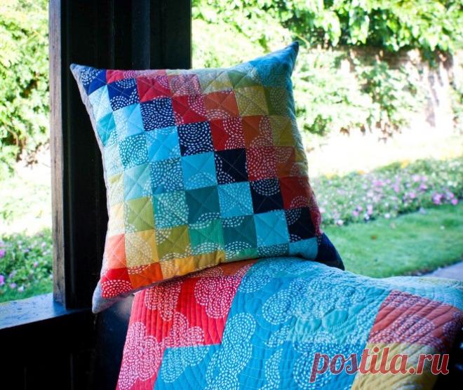 Мастерица взяла несколько лоскутков цветной ткани. Посмотрите, какая необыкновенная красота у нее получилась