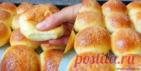 Воздушные булочки с яблоками и корицей - Неспешный разговор - медиаплатформа МирТесен Воздушные булочки с яблоками и корицей Выпечка получается ароматной, нежной и невероятно вкусной! Для семейного чаепития – идеальный вариант! Для теста вам понадобятся такие продукты: Одно куриное яйцо; Три ст. л. сахара; Один стакан молока (200 мл); 8 г живых дрожжей или 4 г сухих; 200 г масла