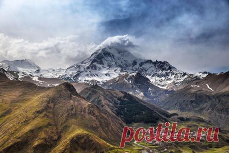 Потухший стратовулкан Казбек (5034 м). Границе России и Грузии. Автор фото — Татьяна Шарапова: nat-geo.ru/photo/user/123783/