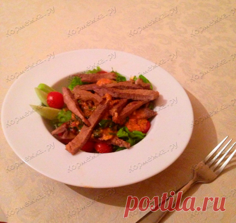 Сытный завтрак: колбаса с овощами