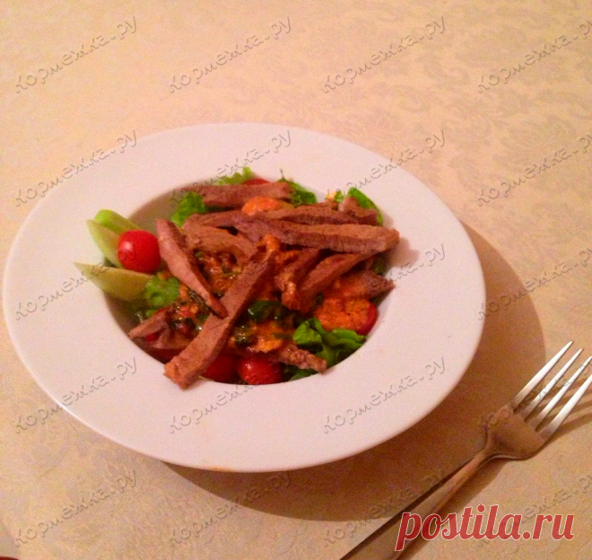 Сытный завтрак: колбаса с овощами