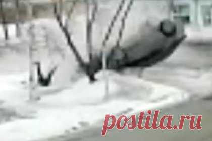 Сбившего двух женщин за рулем авто пьяного россиянина сняли на видео. В городе Стрежевой Томской области пьяный водитель сбил двух женщин на тротуаре, одна из них скончалась. Произошедшее попало на видео. Инцидент произошел вечером 22 марта на улице Ермакова. Известно, что за рулем Toyota Corolla находился 37-летний местный житель, который ранее был судим.