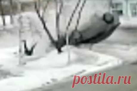 Сбившего двух женщин за рулем авто пьяного россиянина сняли на видео. В городе Стрежевой Томской области пьяный водитель сбил двух женщин на тротуаре, одна из них скончалась. Произошедшее попало на видео. Инцидент произошел вечером 22 марта на улице Ермакова. Известно, что за рулем Toyota Corolla находился 37-летний местный житель, который ранее был судим.