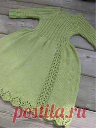 Детское платье спицами  вяжется снизу верх. Туловище вяжется перекрученной резинкой. Рукав 3/4 и вяжется как реглан.
