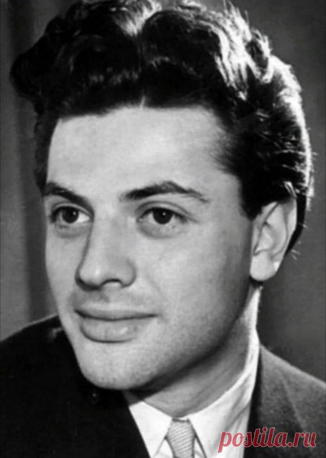 Каким он парнем был. Александр Ширвиндт.
Друзья, рада приветствовать вас в гостях у Красоты и сегодня предлагаю продолжить рубрику «Каким он парнем был? Один из самых ироничных красавцев нашего кинематографа и Театра. Его герои в основном лёгкие и весёлые Джентльмены, способные одним взглядом зацепить внимание публики. Безумный день или женитьба Фигаро Безумный день или женитьба Фигаро Только вспомнив грандиозного графа Альмавива […]
Читай пост далее на сайте. Жми ⏫ссылку выше