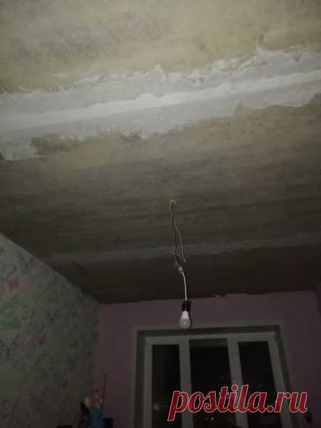 В детской-голубое небо с облаками, а в прихожей черный глянец: потолки в нашей квартире (фото и цены)