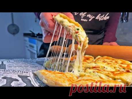 Bir tavada pişmiş peynirli patates ekmeği. Fırın yok, maya yok, yumurta yok