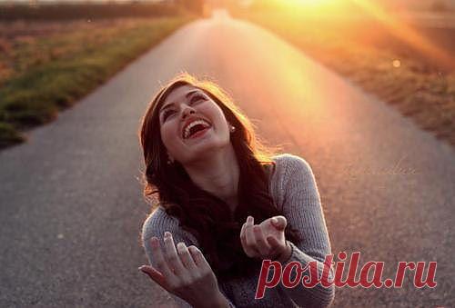 Всё нужно пережить на этом свете, Всё нужно испытать и оценить… Несчастье, боль, измену, горе, сплетни — Всё нужно через сердце пропустить. И лишь тогда, вставая на рассвете, Вы сможете смеяться и любить…