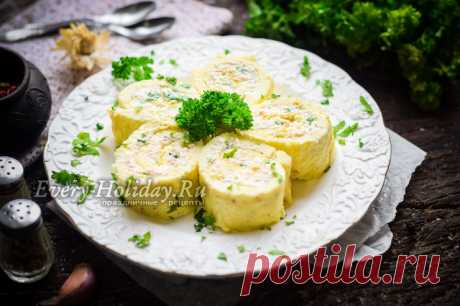 Рулет из омлета с плавленным сыром и чесноком
