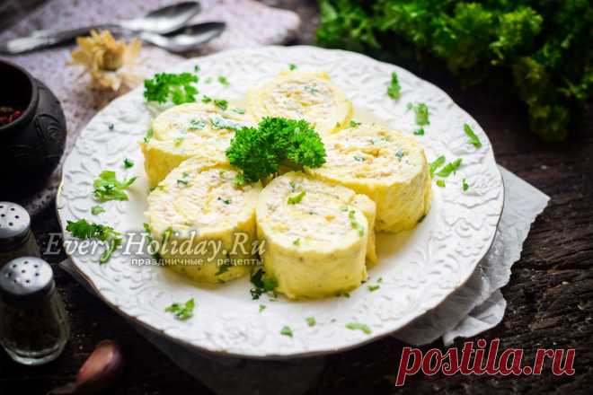 Рулет из омлета с плавленным сыром и чесноком