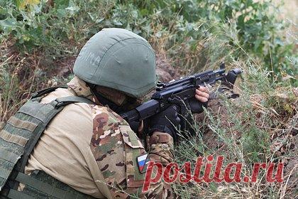 В Минобороны рассказали о подвиге российского рядового. Российский рядовой в бою в районе Времевского выступа лично уничтожил более десяти солдат ВСУ. Об этом сообщил начальник пресс-центра группировки войск «Восток» подполковник Олег Чехов. результате украинская атака оказалась сорвана, позиции российских войск удержаны.