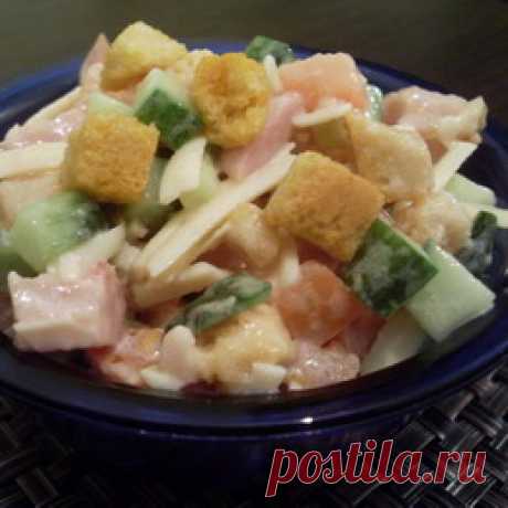 Салат с копченой курицей и сухариками - Пошаговый рецепт с фото |  Салаты Представляем вашему вниманию рецепт нового салата - с копченой курицей и сухариками. Приготовить такой салат можно к простому семейному ужину, но такж