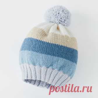 Вяжем милую детскую шапочку Классическая детская шапочка, украшенная крупным помпоном, связана из мягкой и объемной пряжи нескольких цветов. РАЗМЕРЫ  0 (3) 6 месяцев (обхват головы 39 (41) 45 см).  Ширина: 33 (35) 39 см.