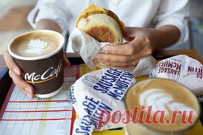 «Макдоналдс» призвали отказаться от «позорного» обращения со свиньями. Инвестор-миллиардер Карл Айкан, держатель 200 акций «Макдоналдса», раскритиковал отношение сети к свиньям. Он призвал поставщиков свинины для ресторанов отказаться от технологии выращивания животных в гнездовых клетках. Это небольшие клетки, в которых свиноматок держат во время беременности. Айкан считает это жестоким.