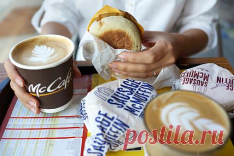 «Макдоналдс» призвали отказаться от «позорного» обращения со свиньями. Инвестор-миллиардер Карл Айкан, держатель 200 акций «Макдоналдса», раскритиковал отношение сети к свиньям. Он призвал поставщиков свинины для ресторанов отказаться от технологии выращивания животных в гнездовых клетках. Это небольшие клетки, в которых свиноматок держат во время беременности. Айкан считает это жестоким.