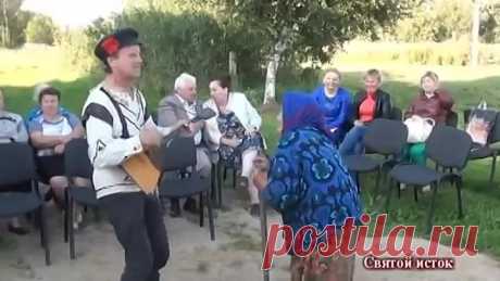 Баба Феня пляшет под русскую гармонь