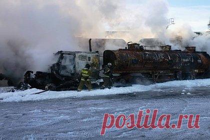 Бензовоз и железнодорожные цистерны загорелись в Иркутской области. Бензовоз и железнодорожные цистерны загорелись в Ангарске. Об этом в Telegram сообщила пресс-служба ГУ МЧС по Иркутской области. Информация о возгорании поступила 21 января в 12:11 (7:11 по мск). Бензовоз и железнодорожные цистерны загорелись на территории промышленного массива в 35 квартале Ангарска.