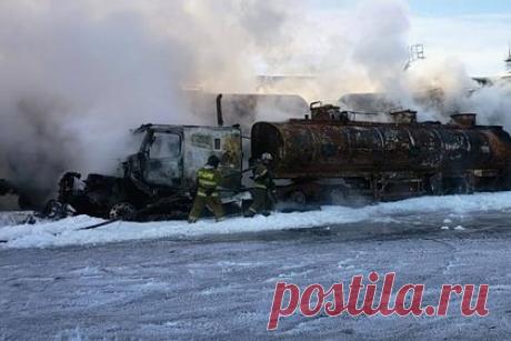 Бензовоз и железнодорожные цистерны загорелись в Иркутской области. Бензовоз и железнодорожные цистерны загорелись в Ангарске. Об этом в Telegram сообщила пресс-служба ГУ МЧС по Иркутской области. Информация о возгорании поступила 21 января в 12:11 (7:11 по мск). Бензовоз и железнодорожные цистерны загорелись на территории промышленного массива в 35 квартале Ангарска.