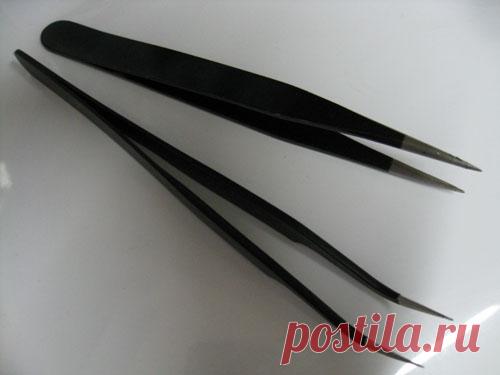 Средства для наращивания ресниц: лампа-лупа, закрепитель, смола, оборудование, фиксатор, аксессуары, нефритовый камень, коллагеновые, гидрогелевые подушечки, гелевые подложки, что такое праймер, видео-инструкция по выбору своими руками, фото и цена