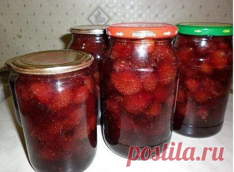​​САМОЕ ВКУСНОЕ КЛУБНИЧНОЕ ВАРЕНЬЕ

Ингредиенты:

Сахар — 1.5 кг
Желирующая смесь (или пектин 20 гр, или желирующая фруктоза, или 3 ст.л сухого желатина)
Клубника — 3 кг

Приготовление:

Хорошо промыть клубнику.Перебрать, разделить клубнику на более крепкую и мягкую ровно пополам.
Ставим стерилизоваться баночки и крышки.Пока наши банки стерилизуются, более мягкую клубнику выкладываем в кастрюлю, добавляем 1 кг сахара и при помощи блендера размельчаем.

Добавляем цельную кл...