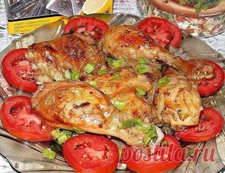Курочка,маринованная в минеральной воде

Вариантов маринования курицы масса,хочу предложить вам рецепт с использованием минеральной воды,получается нежная очень вкусная курочка с румяной корочкой.

Ингредиенты:
Курица — 2 кг
Лук — 500 г
Чеснок 3-4 зубчика
Газированная минеральная вода — 1 л
Растительное масло — 2 ст. ложка
Соль — по вкусу

Специи для курицы— по вкусу

Приготовление:
Курицу помыть и обсушить.Порезать его порционными кусочками.Лук почистить и порезать кольца...