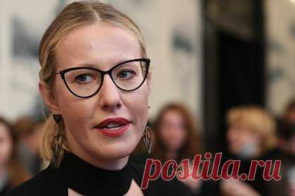 Собчак отметила день рождения в откровенном платье за 900 тысяч рублей. Российская телеведущая Ксения Собчак отметила день рождения в откровенном наряде за сотни тысяч рублей. На размещенных кадрах 42-летняя знаменитость предстала в коричневом бархатном платье бренда Schiaparelli, стоимость которого на официальном сайте марки составляет 8900 евро (около 900 тысяч рублей).